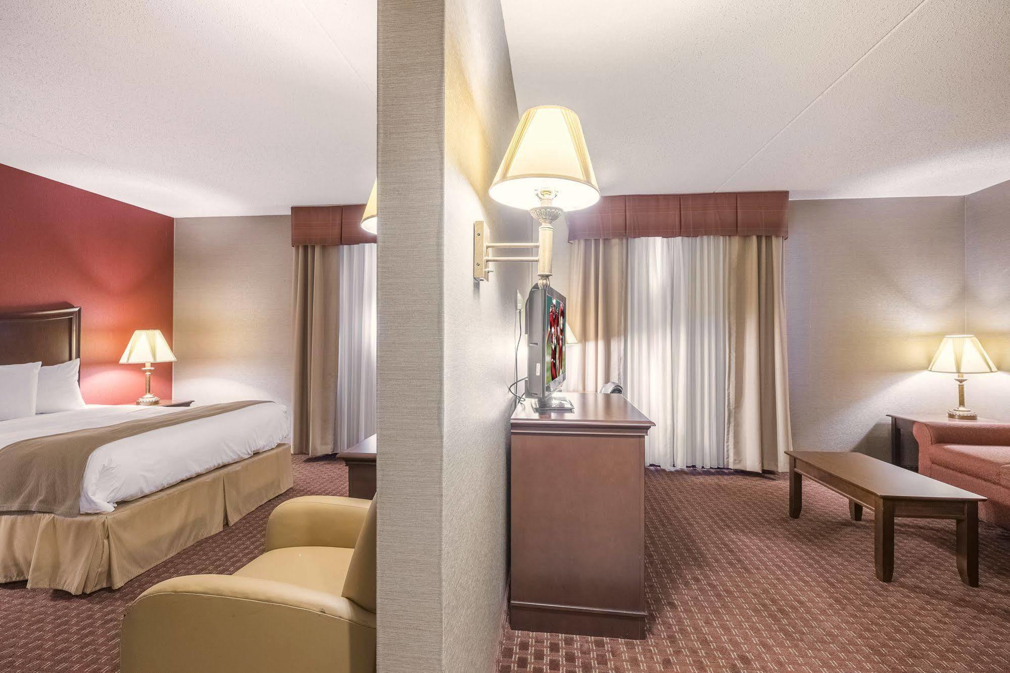 Quality Inn & Suites Owego Exteriör bild